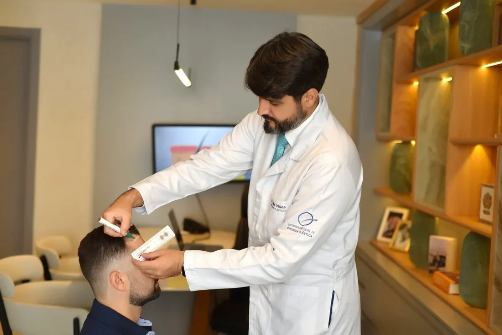 Ο Δρ. Felipe Pittella παρέχει εξατομικευμένη συμβουλευτική μεταμόσχευσης μαλλιών σε ασθενή.