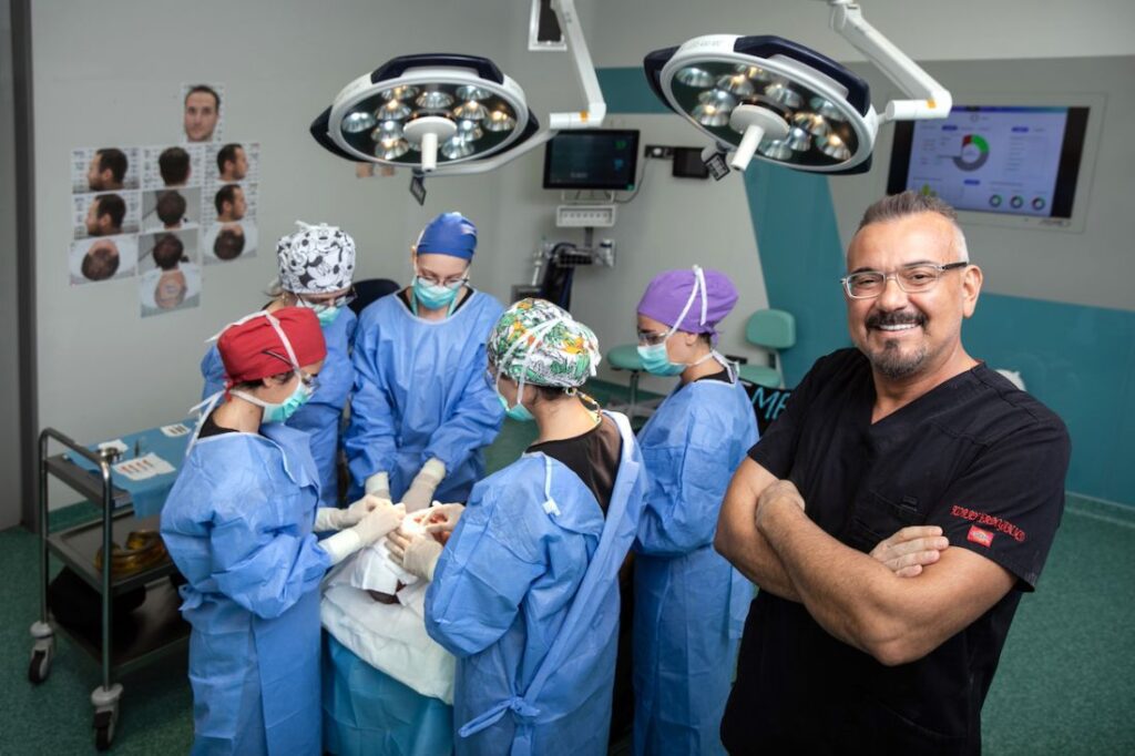 Αυτή η φωτογραφία παρουσιάζει την Κλινική Μεταμόσχευσης Μαλλιών ASMED, ένα από τα κορυφαία κέντρα της Τουρκίας για προηγμένη μεταμόσχευση μαλλιών FUE. Υπό τη διεύθυνση του Δρ. Koray Erdoğan, η κλινική αναγνωρίζεται παγκοσμίως για τη σχολαστική εξαγωγή μοσχευμάτων, το φυσικό σχεδιασμό γραμμής μαλλιών και τα συνεχώς υψηλά ποσοστά επιτυχίας της.