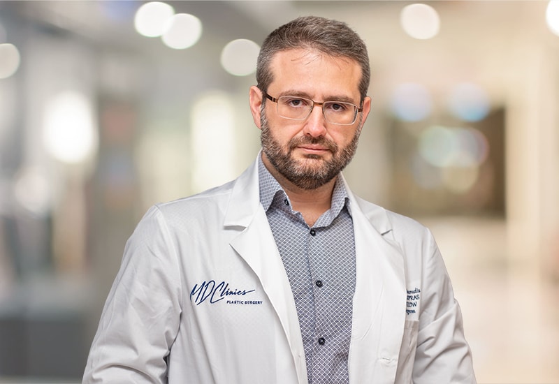 Πορτραίτο του Δρ. Ιωάννη Δαλιανούδη, κορυφαίου Πλαστικού Χειρουργού στην Αθήνα με εξειδίκευση στην Άμεση Εμφύτευση Τριχών (DHI).