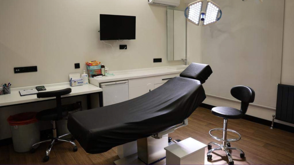 Manual FUE hair transplant at Dr Kaan Pekiner clinic Ankara