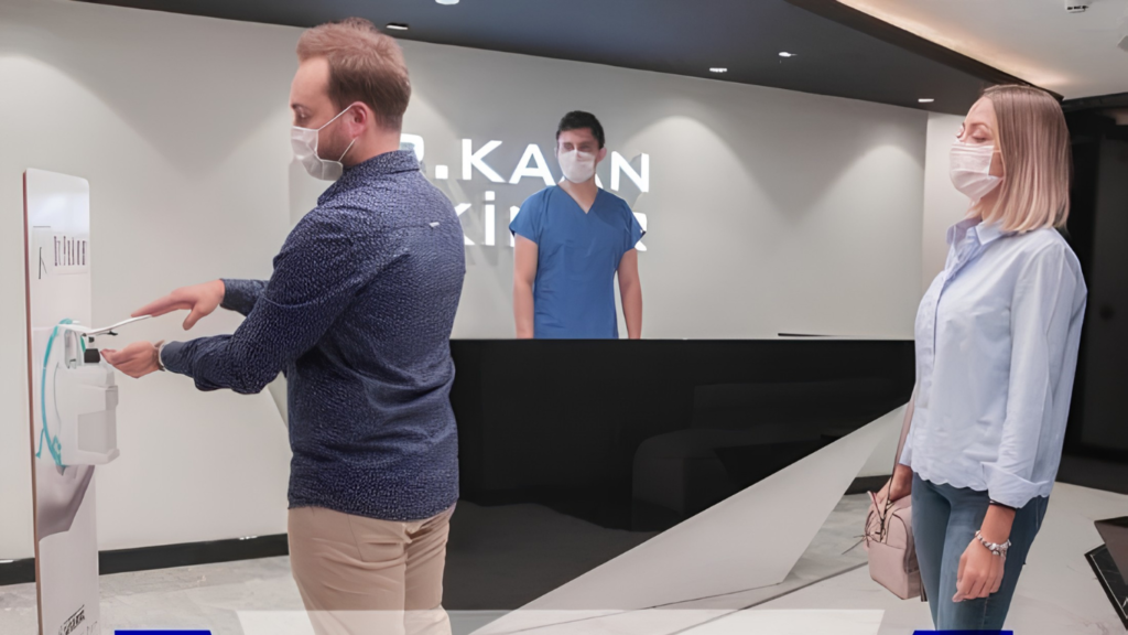 Dr Kaan Pekiner κατά τη διάρκεια μεταμόσχευσης μαλλιών